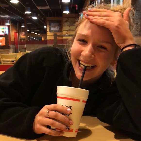 Meet your Posher, Tori - Picture 1 of 4